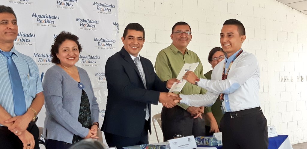 CastanedaMined's tweet image. Entrega oficial de 47,994 libros del programa de mejoramiento de aprendizaje para educación básica y media (ESMATE) que beneficia a 40,474 estudiantes de modalidades flexibles.  @presidencia_sv @Modalidades_sv @GobSV_Comunica @sanchezceren