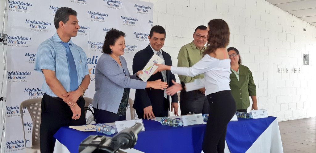 CastanedaMined's tweet image. Entrega oficial de 47,994 libros del programa de mejoramiento de aprendizaje para educación básica y media (ESMATE) que beneficia a 40,474 estudiantes de modalidades flexibles.  @presidencia_sv @Modalidades_sv @GobSV_Comunica @sanchezceren