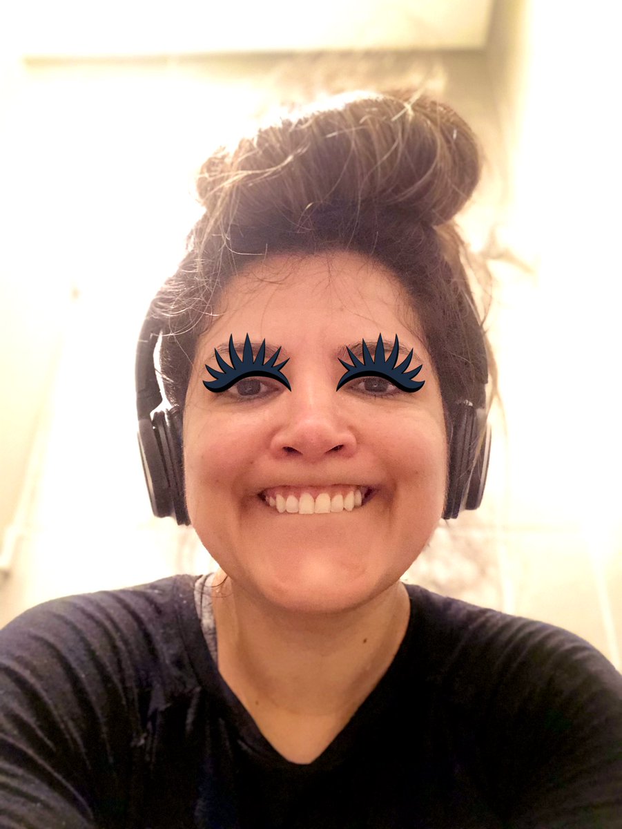 rosanximenes's tweet photo. Cê quer uma dica pra fazer cocô nos lugares s ficar com vergonha do barulho? Coloque fone! Fone é vida, to aqui fazendo cocô, morrendo de soltar meus gazes, que por sinal estão bem altos, mas to de boas, pois só ouço Andrea Bocelli nos meus lindos ouvidos. #evida #garanto https://t.co/2XmgfUAm97