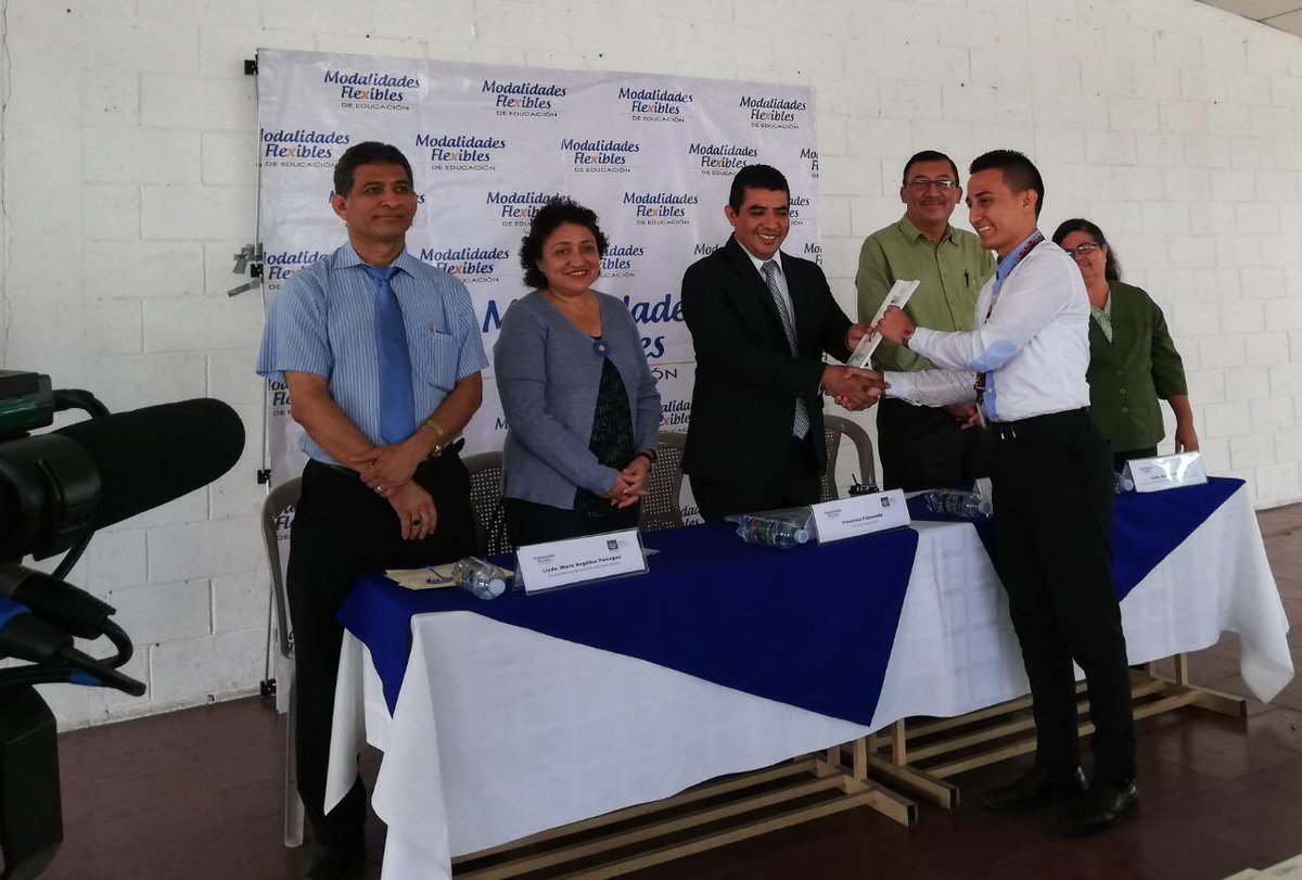 DiarioCoLatino's tweet image. Viceministro de Educación, @CastanedaMined, entrega libros de matemáticas &quot;Esmate&quot; a estudiantes de modalidades flexibles