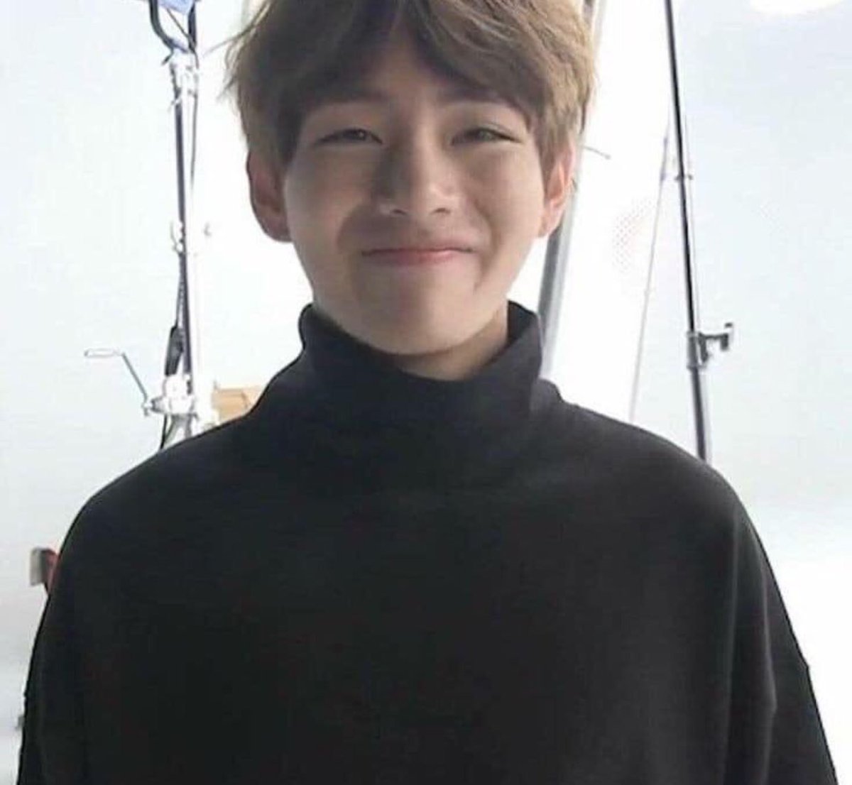 queernatual's tweet photo. y’all who tf is saying mean/bad things about my baby? 😭 
he’s sweet, he’s gorgeous, he loving, he’s caring, and most of all, HE IS PERFECT #TaehyungYouArePerfect https://t.co/v2ypTEx0ai