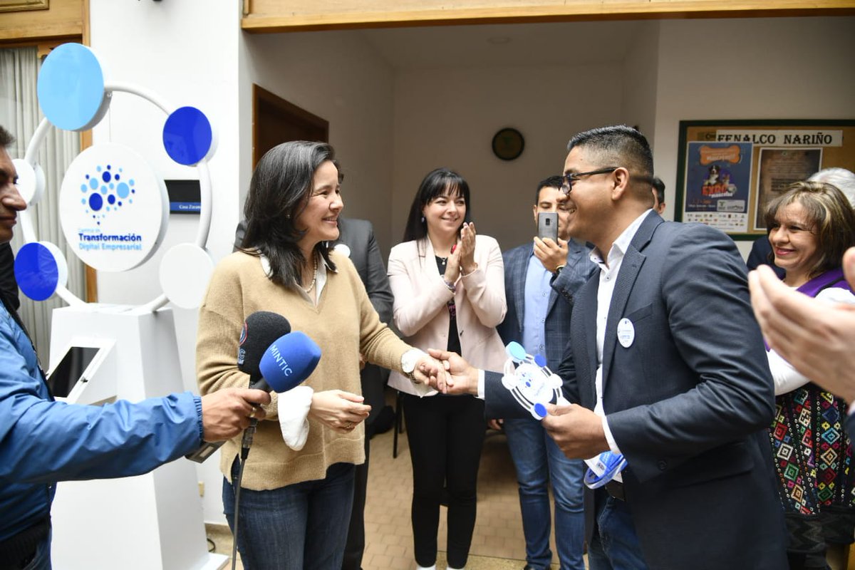 Ministerio_TIC's tweet photo. #ConstruyendoPaís| La ministra @ConstainSylvia realiza un reconocimiento a Andrés Coral, Gerente de la empresa de comercialización de carne de pollo crudo 'Pollos Vica', quien con apoyo del @ctdenarino ha optimizado sus procesos de inventarios y nómina. https://t.co/v301Bxoumf