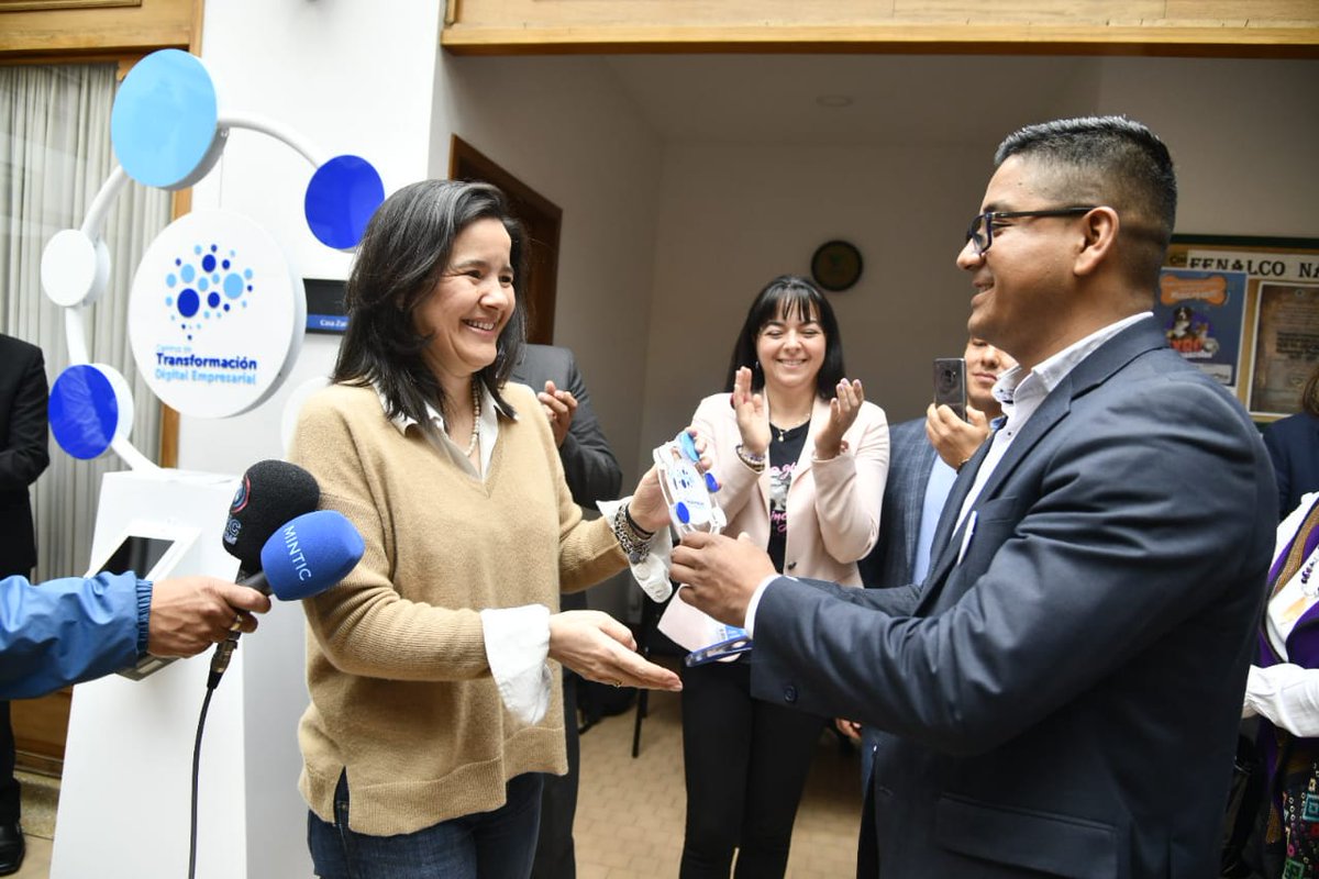 Ministerio_TIC's tweet photo. #ConstruyendoPaís| La ministra @ConstainSylvia realiza un reconocimiento a Andrés Coral, Gerente de la empresa de comercialización de carne de pollo crudo 'Pollos Vica', quien con apoyo del @ctdenarino ha optimizado sus procesos de inventarios y nómina. https://t.co/v301Bxoumf