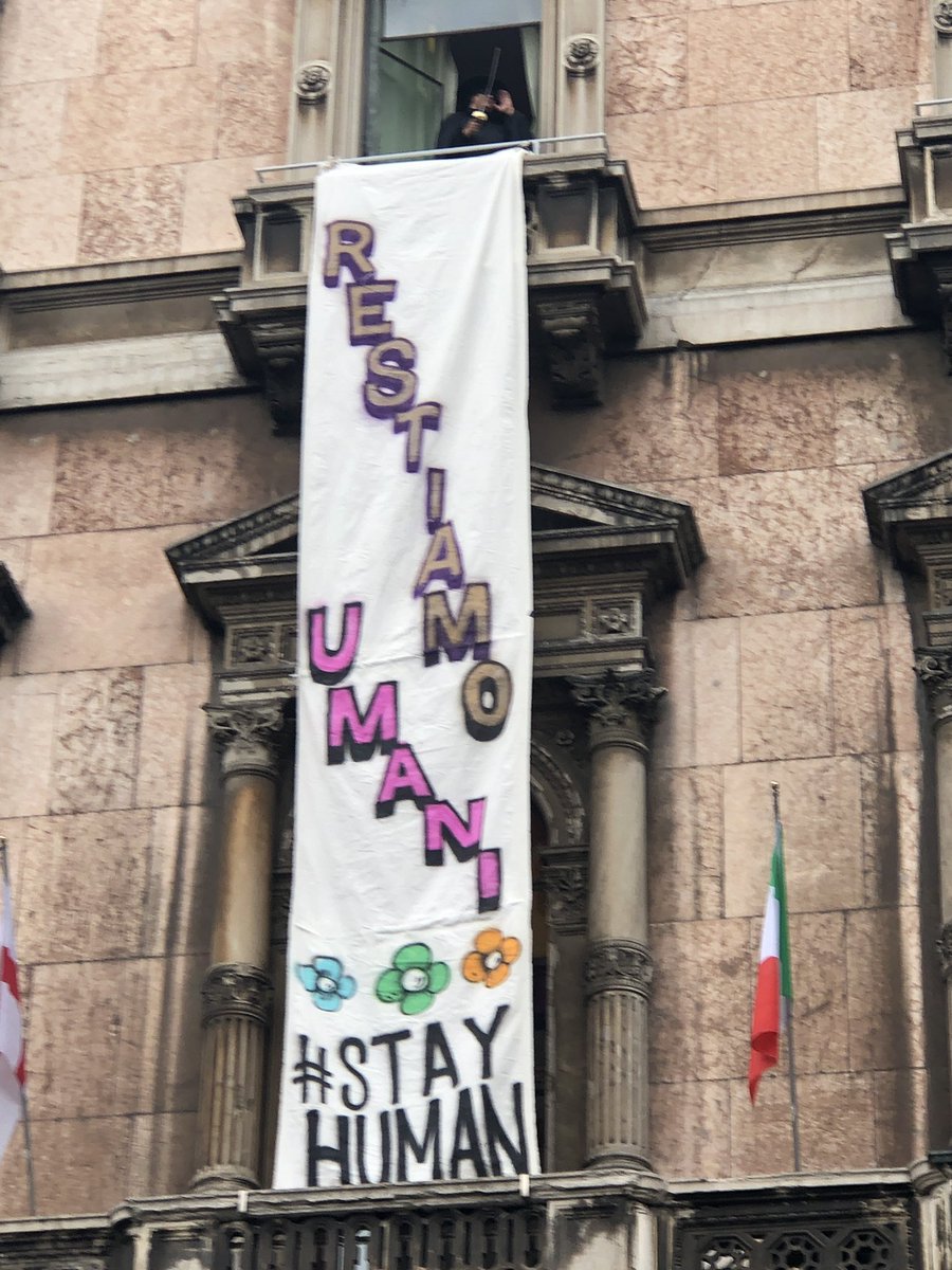 Rancorix's tweet photo. Sullo striscione non c'era scritto "Salvini muori, Salvini crepa, Salvini bastardo, Salvini infame, sparate a Salvini, Salvini appeso a testa in giù, Salvini a piazzale Loreto."

C'era scritto "Restiamo umani."
Ed è stato tolto. 

#SalviniBaciamilano https://t.co/nqhI8YgGWn