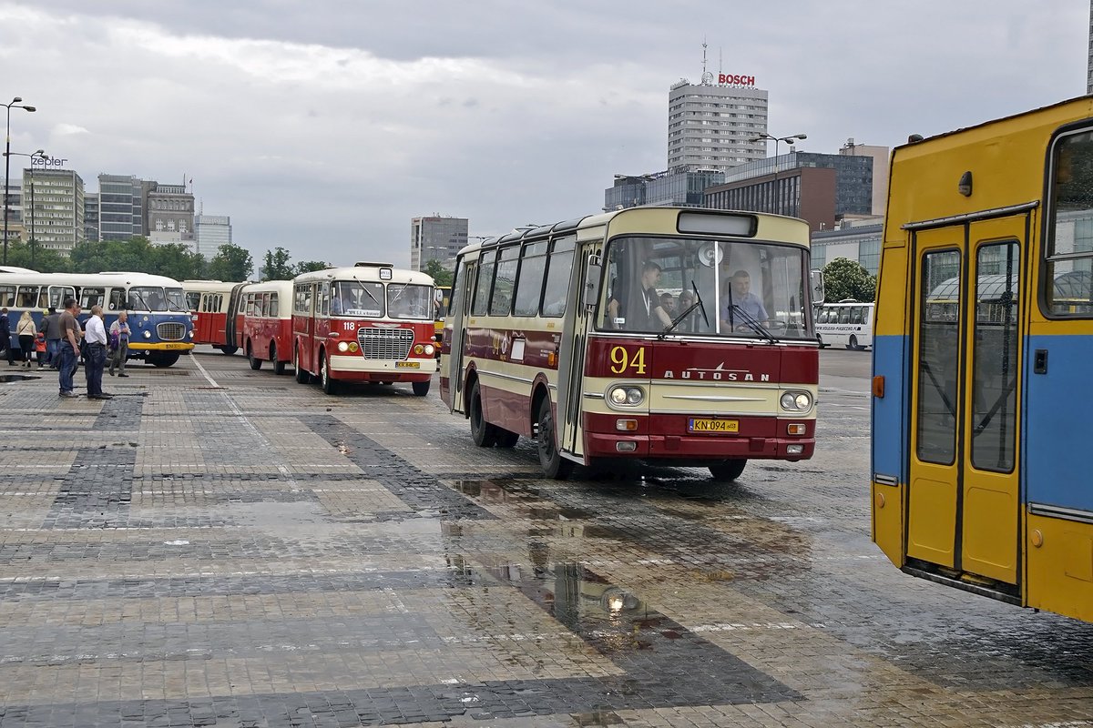 PiotrBozyk's tweet photo. Dziś #NocMuzeow,więc odbyła się #ParadaAutobusów :) Zrobiło się tak nostalgicznie. Podziękowania dla wszystkich, którzy podtrzymują ten duch dawnych lat i dbają o sprawność tych pojazdów! #historia #bus #autobus #Warszawa #Warsaw #oldtimer #oldschool #aparat: #Sony #Alpha6500 https://t.co/LRldzkA093