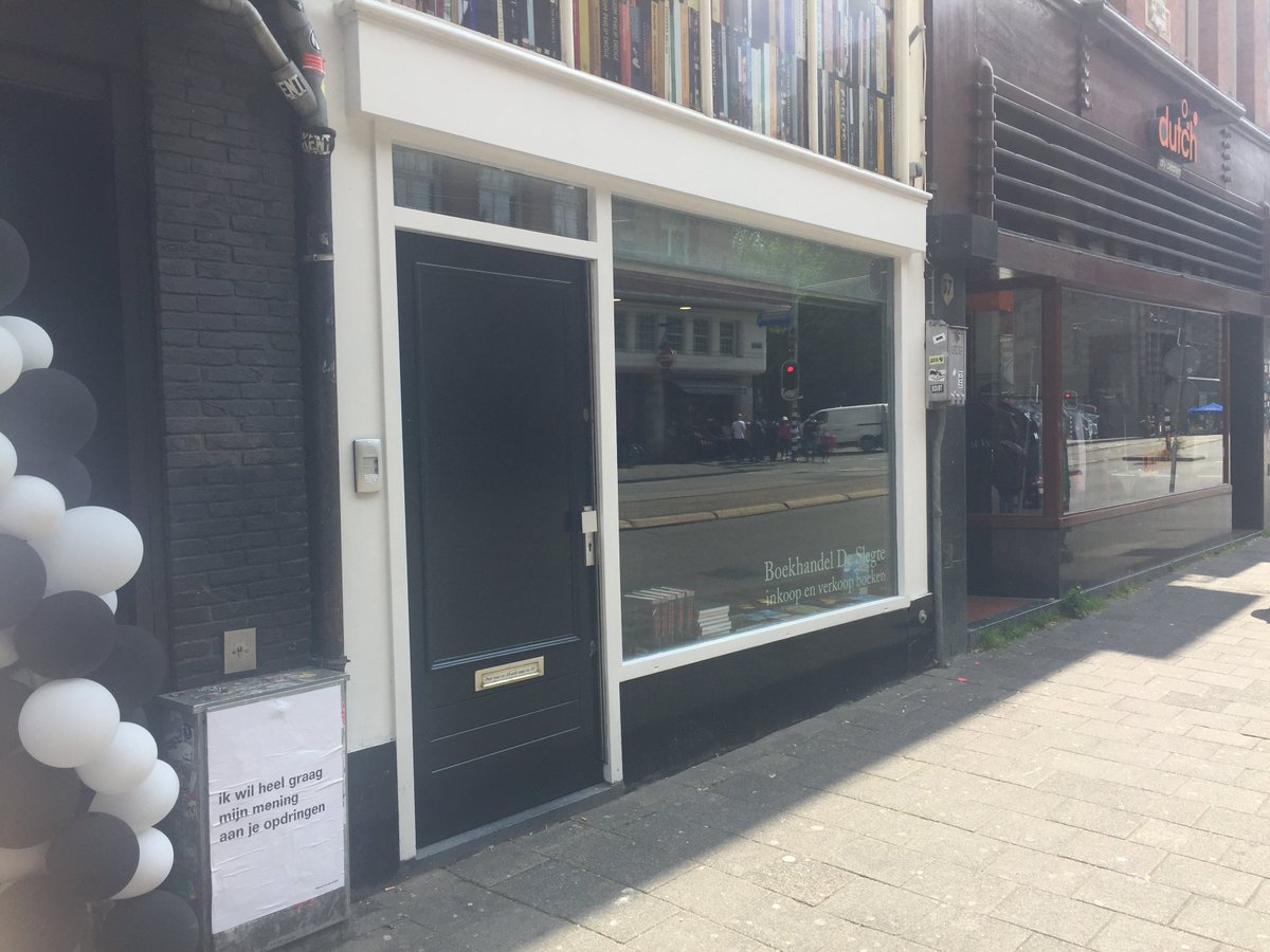 volksvlijt's tweet photo. De Slegte is terug in Amsterdam. Ik vond de vestiging in de Kalverstraat vroeger wel gezelliger. Dat zwart-witte palet past mijns inziens minder bij oude boeken. Toch goed nieuws. #DeSlegte #boeken https://t.co/aYn27PGWVu