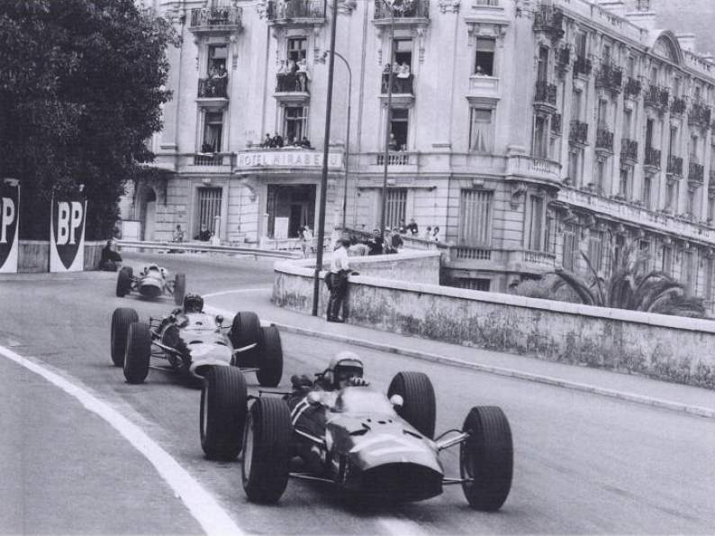 NoSpeedLimit_it's tweet photo. #MonacoGP 🇲🇨 #MonteCarlo 30/05/1965. #LorenzoBandini (#Ferrari1512) gives the #flat12 engined car one of its best runs of the season, leading eventual winner #GrahamHill (#BRMP261). #JohnSurtees (#Ferrari158) follows. https://t.co/KxQVQLY5jC