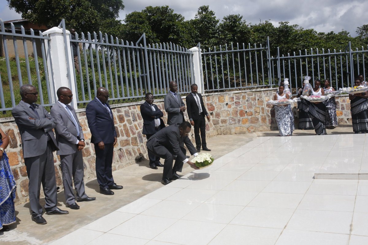 RwandaParliamnt's tweet photo. Perezida wa Sena Nyakubahwa @_MakuzaBernard yashyize indabo ku mva ziruhukiyemo imibiri isaga 6000 y'Abatutsi ku rwibutso rwa Musebeya  biciwe mu Kiliziya ya Paruwasi ya #Busanze no ku rwibutso rwa Nteko aharuhukiye imibiri isaga 4000 bishwe bagerageza guhungira i Burundi https://t.co/1wUxd9Ahrw