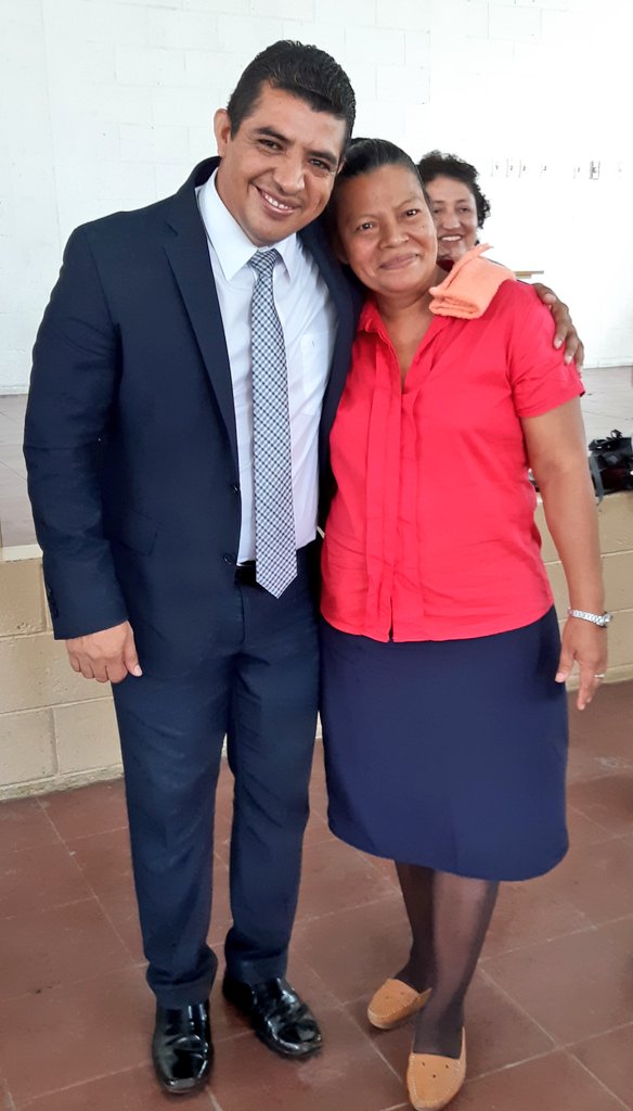 CastanedaMined's tweet image. Yolanda Vásquez de Macin tiene 51 años y cinco hijos  Ella estudia primer año de bachillerato en modalidades flexibles. @Modalidades_sv