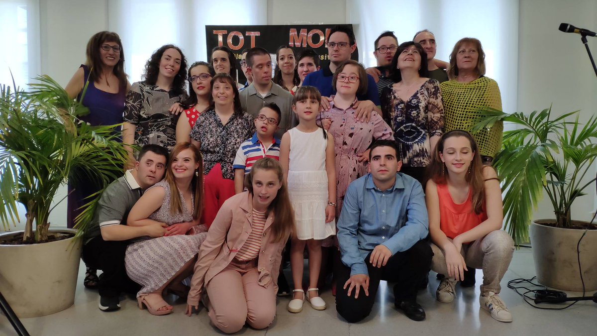 AndiDownSbd's tweet photo. Fantástica la #desfilada inclusiva del #TotModa 2019! Gràcies a tots els i les participants i assistents! Recordeu que podeu continuar gaudint de l' #outletsolidari fins demà al migdia! https://t.co/mQ3yESIjrQ