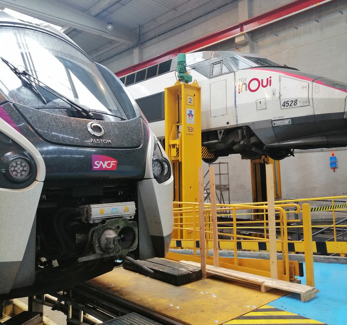 PSchydlowski's tweet photo. Passionnante visite du @TechnicentreEst dans le cadre des journées @Vive_le_Train. 🚄 🚆 🚂 
#viveletrain #SNCF https://t.co/NNR4KuXG1Z