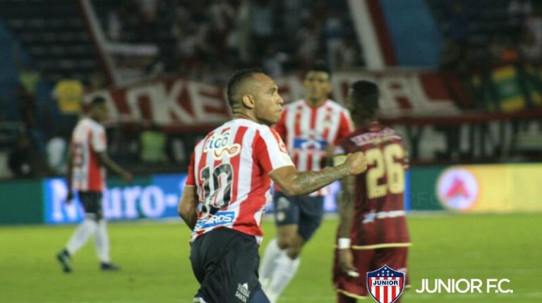 Junior_un_Click's tweet photo. #DatosJunior
En Barranquilla se enfrentaron 77 veces por Liga: Junior ganó 50, empató 13 y Tolima ganó 14 veces. Último triunfo de Junior: 09/10/18. Junior 4 (Jarlan Barrera, Teófilo Gutiérrez x2 y Marlon Piedrahíta) - Tolima 3 (Yohandry Orozco, Julián Quiñones y Marco Pérez). https://t.co/lwMiLkMpm0