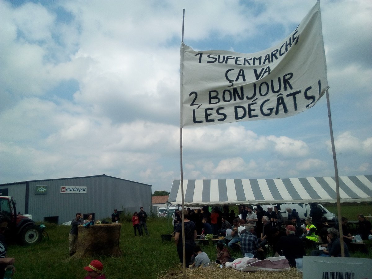 YFCNantes's tweet photo. Nous marchons désormais nombreux pour le climat, pour montrer que face aux catastrophes en cours, nous voulons prendre une autre voie.

Mobilisons-nous aussi à l'échelle locale contre de tels projets ! https://t.co/4WOEYna4pK