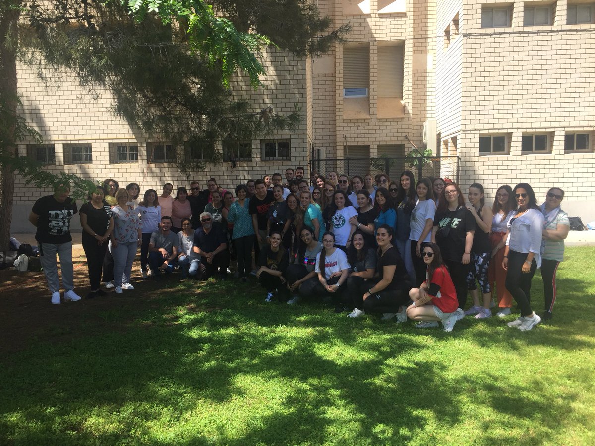 maurirrr's tweet photo. Vaya grupo bueno que ha participado en el taller de @annamaria_biffi no les ha importado pintar con los pies mientras bailaba “bella ciao” por Goran Bregovich en #educaciondisruptiva buscamos nuevos espacios https://t.co/gEFTjAKYjk