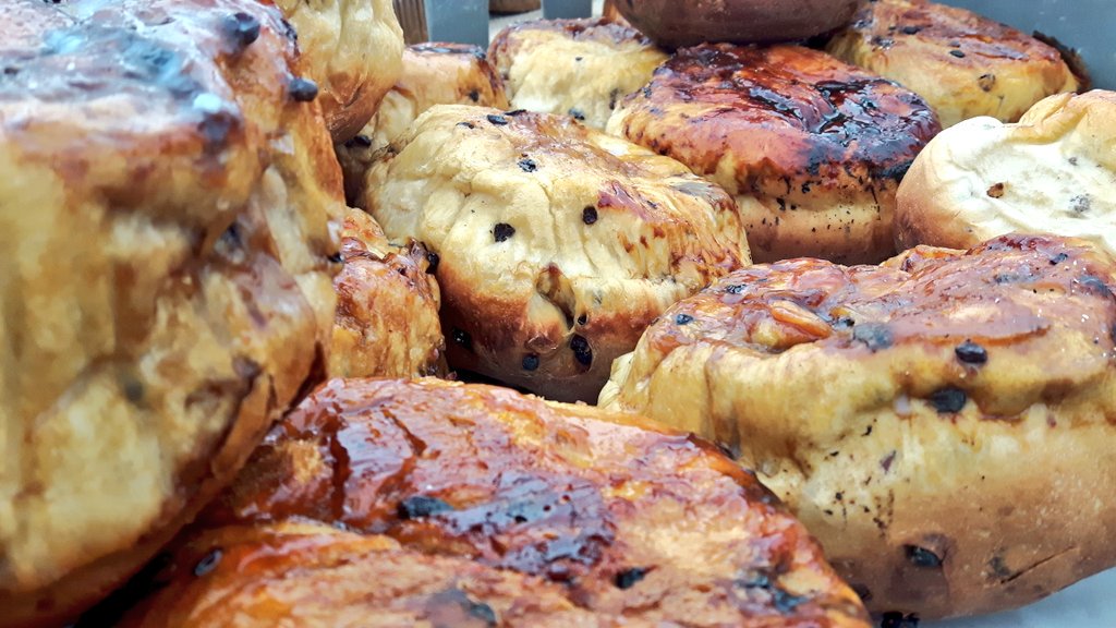 SpringT1de's tweet photo. All the faves from @oxfordsbakery in the #producers #marquee #SpringTide19
#bread #cakes #dorsetlardycake #belgianbuns #bread pudding #lookinggood #tastesensation #dorsetfoodanddrink
#foodfestival
Get there early and grab yours!
Open again tomorrow 10am-4pm https://t.co/kb4cFX5ZQr