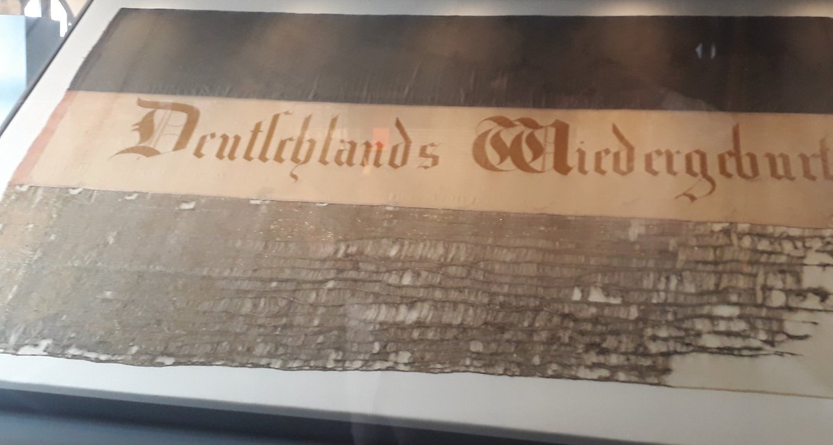 🇩🇪 #schwarzrotgold: Die besten Farben, die wir je hatten. Im #HambacherSchloss ist die Urfahne von 1832 ausgestellt. Damals und heute wichtig. Trotz des verblassten Rots von großer Strahlkraft für Einheit, Freiheit und Demokratie! #Bundesflagge