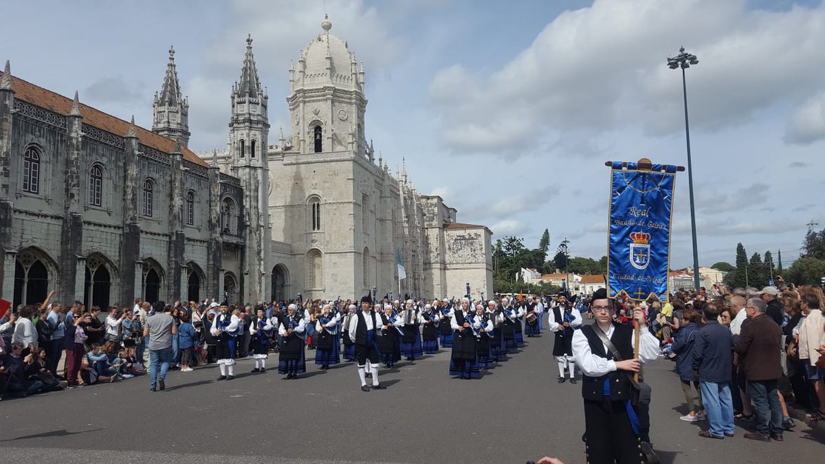 culturaoviedo's tweet photo. La Real Banda de @GaitasOviedo , protagonista en el XIV Festival Internacional de la Máscara Ibérica (FIMI)  de Lisboa. La formación ovetense ha abierto esta tarde el tradicional Desfile del certamen, con más de 600 músicos llegados de todo el planeta. 
#FIMI #FIMI2019 https://t.co/aFUR8INrU1