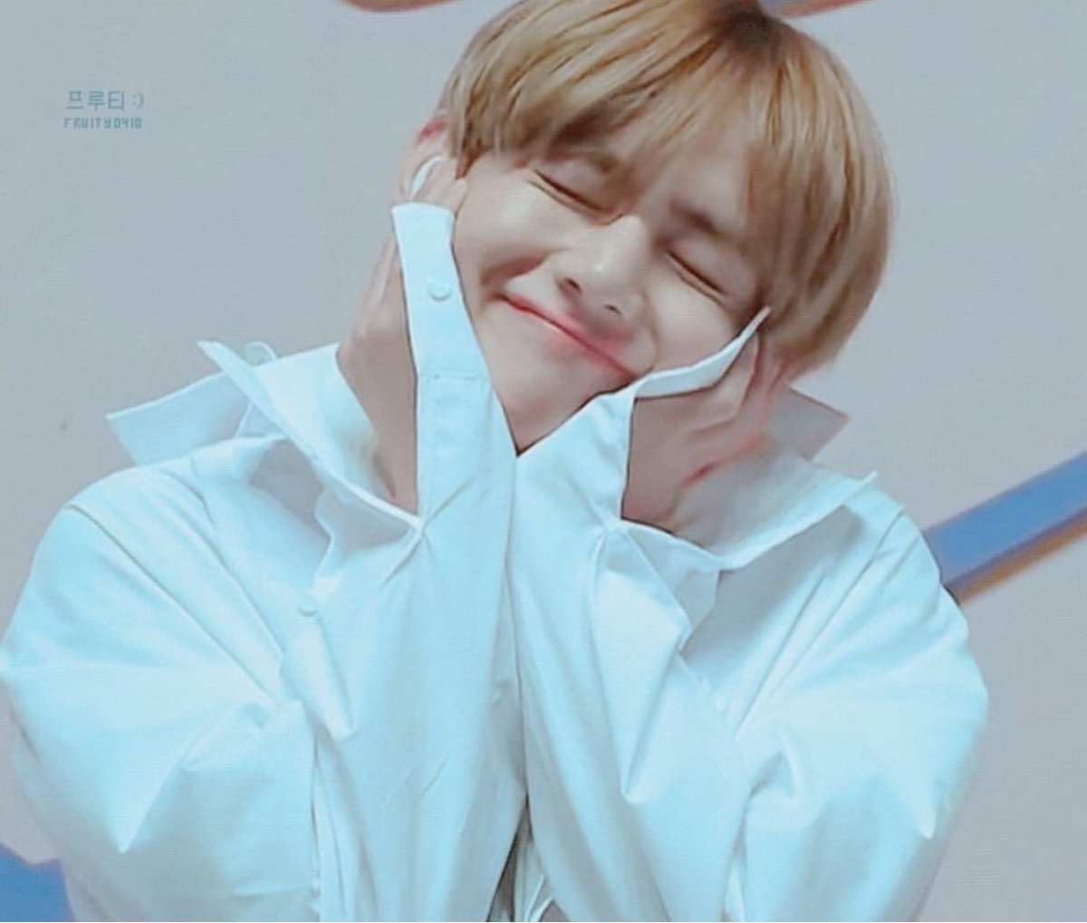 Bazen üzgün bazen mutlu her halinle seni seviyoruz Taehyung #WeLoveYouTaehyung