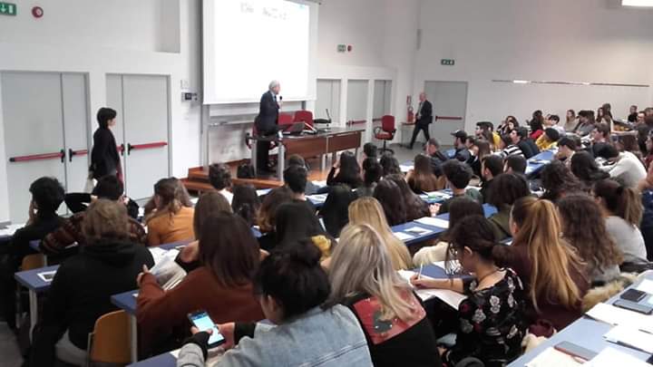 UnivRoma3's tweet image. 📌Domani ore 9.30 nell'Aula Magna Rettorato si #GiornatadellaRicerca nel corso della quale verranno presentati i Progetti #PRIN2017 attivi a #RomaTre nel triennio 2019-2022. 

Leggi il programma su ➡️uniroma3.it/articoli/pre-a…