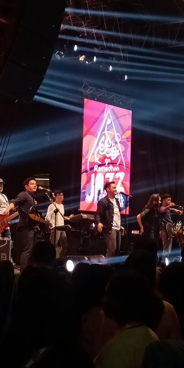 ramadhanjazz's tweet photo. 'Remaja' by @sayHIVI make the crowd sing along ๐ค
#9thRJF #RicmaUpdate #LoveUnitesAll #EmbraceTogetherness #WartaJazzFestivals https://t.co/4RChT1HmnX