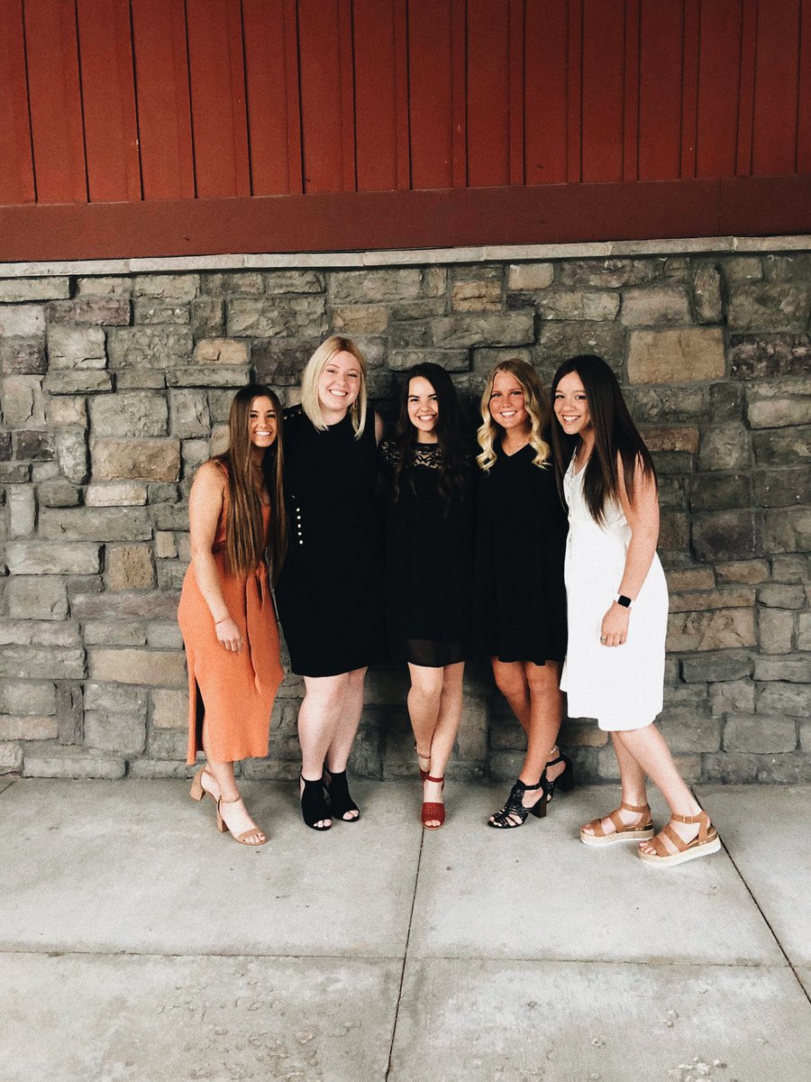 goff_kylie's tweet photo. senior dinner dance😢💗 https://t.co/m5TYRUhwAO