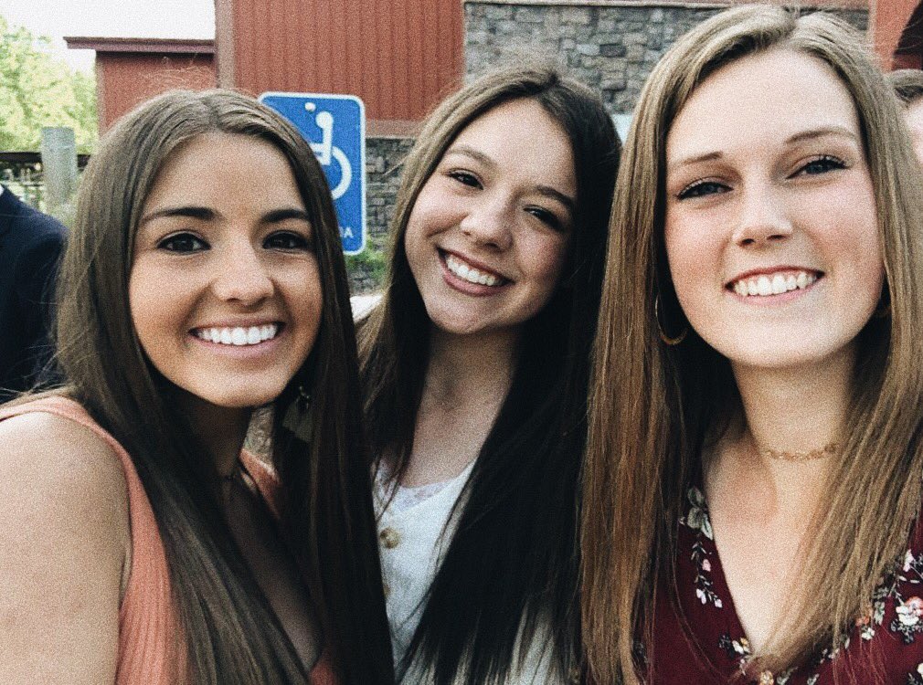goff_kylie's tweet photo. senior dinner dance😢💗 https://t.co/m5TYRUhwAO