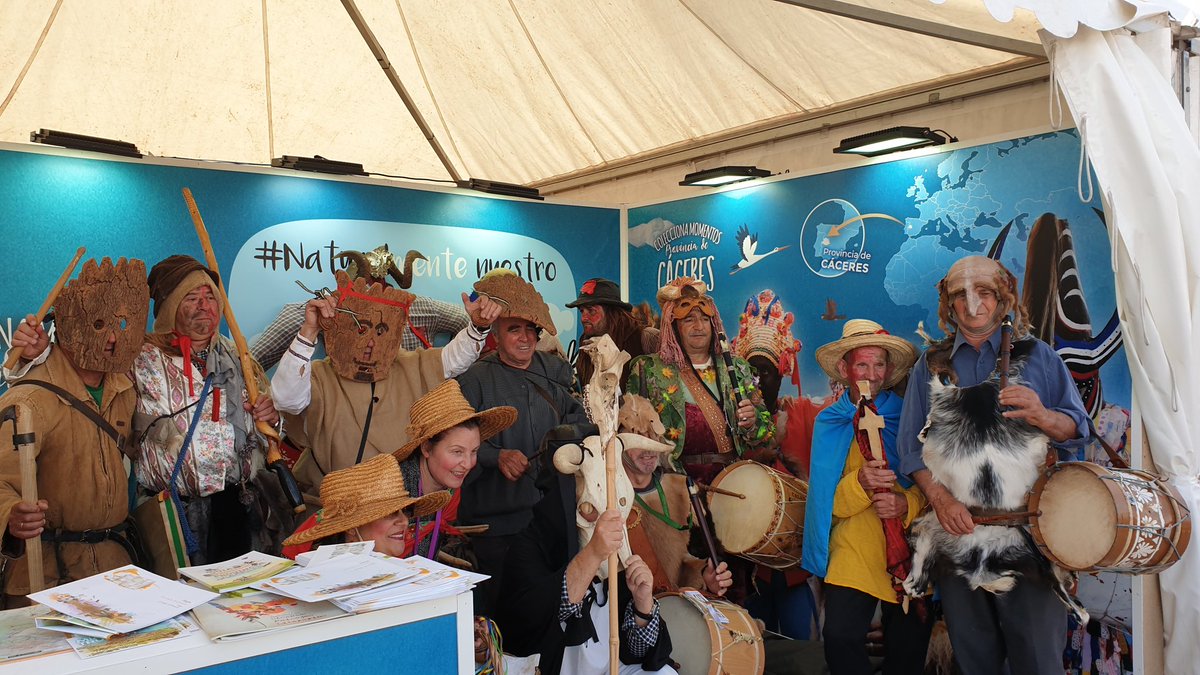 Turismo_DipCC's tweet photo. #Carantoñas #Jarramplas y #CarnavalHurdano en el stand de @DiputacionCC en el Festival de la #MáscaraIbérica de Lisboa.

Provincia de Cáceres
#ColeccionaMomentos
#Fimi2019 https://t.co/ArN2KZuqQo
