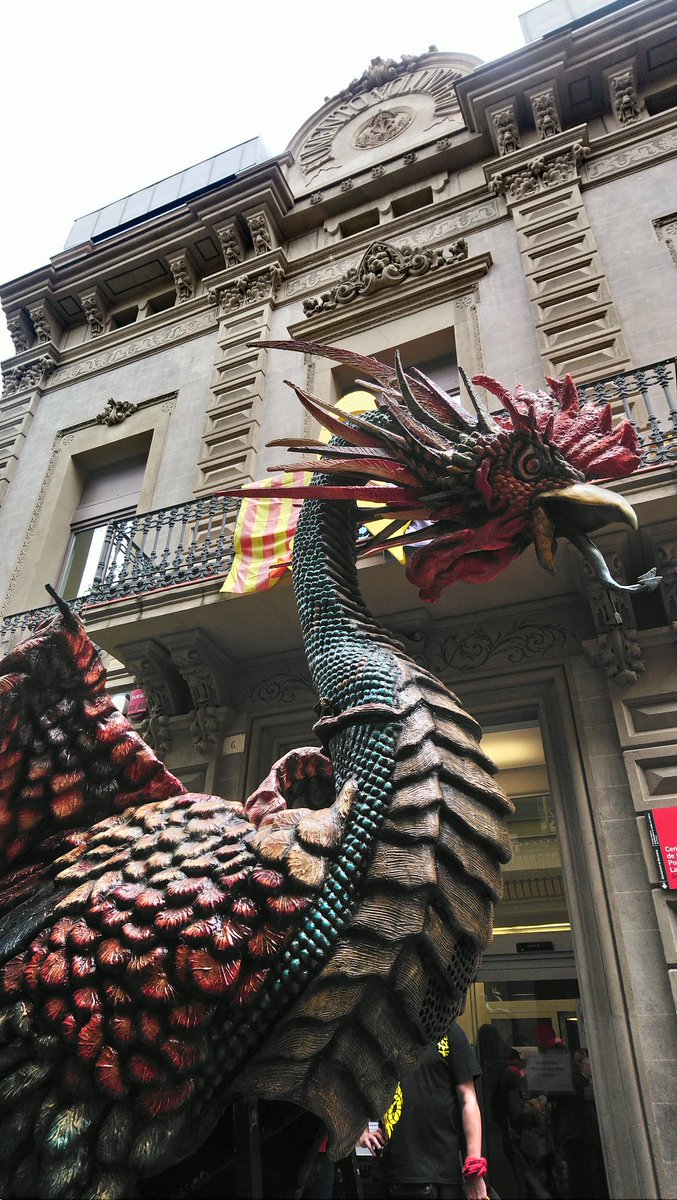 El <a href="/BasiliscM/">Basilisc de Mataró</a> ja és a la <a href="/VioletaDeGracia/">La Violeta de Gràcia</a> per acompanyar a l'<a href="/AtzeriesVella/">Atzeries de la Vella</a> durant la 7a #DiadaDeLaVella!
<a href="/VellaDeGracia/">Vella de Gràcia</a> @MalsonsVella <a href="/DiablesMataro/">Ball Diables Mataró</a> <a href="/Cultupopularbcn/">Cultura Popular Barcelona</a> <a href="/Bcn_Gracia/">BCN Gràcia</a>