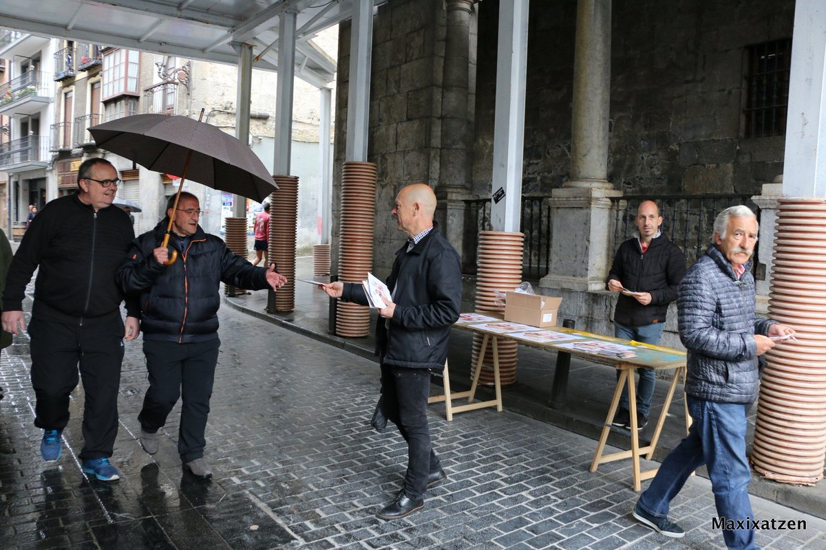 AzkoitiaGuka's tweet photo. Azkoitia Baiko ordezkariak euren programa herritarrei eskura banatzen aritu dira.
https://t.co/sFF7iDh3bj #Azkoitia @AzkoitiaB https://t.co/5ML7VPYDOf