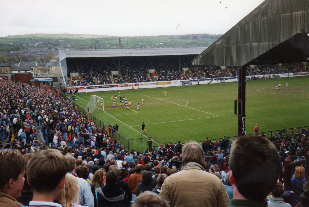 KarenFaz's tweet photo. Absolutely love this photo. #Burnley #BeeHole #Longside https://t.co/b8AXMyUhrW