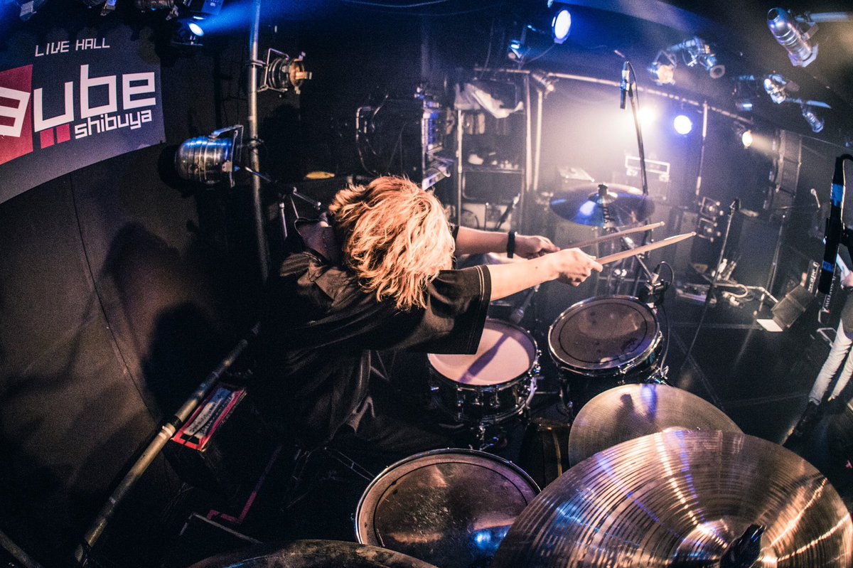 etrange_BAND_'s tweet photo. 5/17 escape from sorrow
3ヶ月連続リリース主催第二弾
『remember from that day』

Vo.AKI @etrange_AKI_ 
Ba.賢人 @etrange_ba 
Dr. ｶﾄｳﾏｻﾉﾌﾞ@etrange_dr_kato 

all photo by @wbh_0411 https://t.co/XF3EOjlNoa