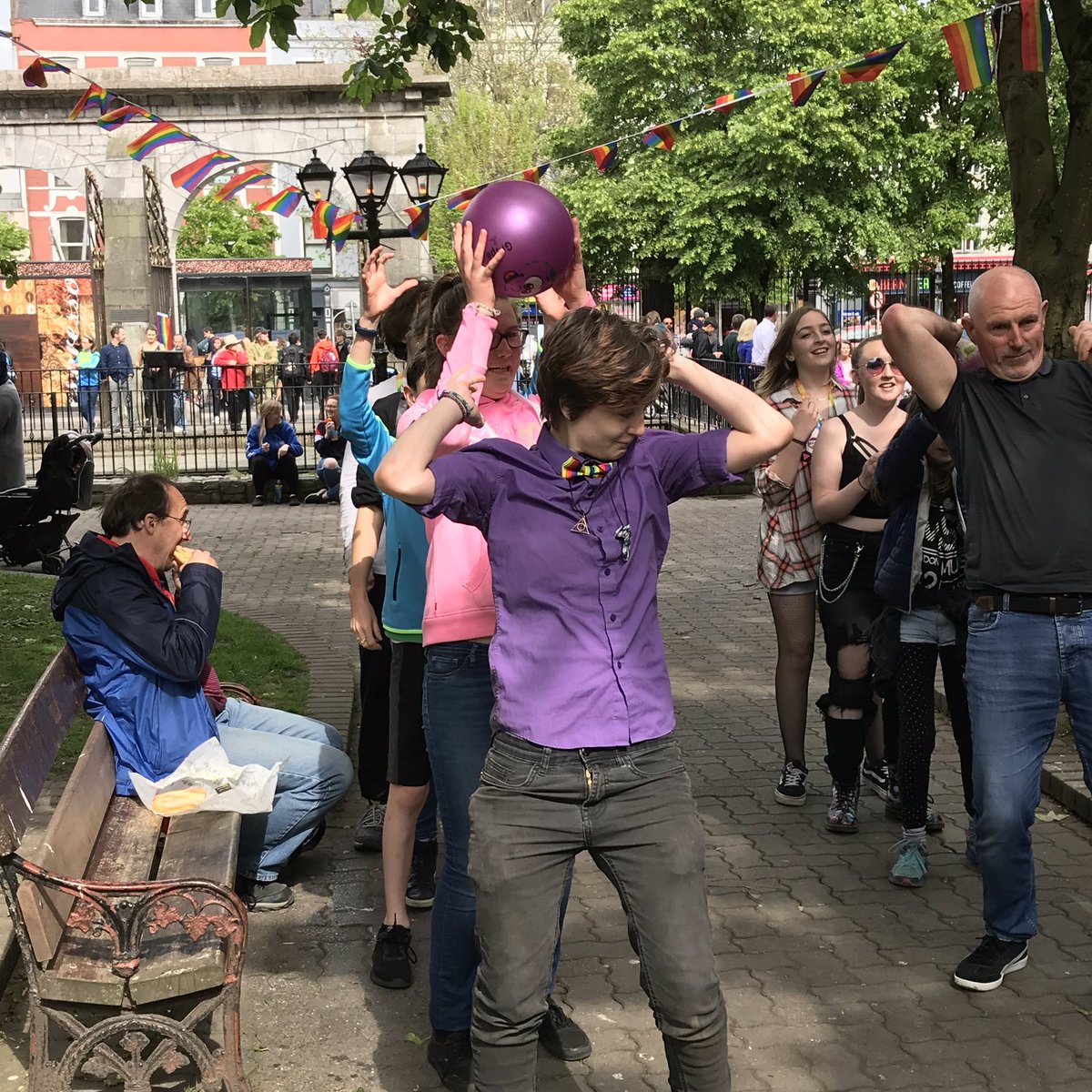 Siobhan_ODowd's tweet photo. Something for everyone at the #RainbowPicnic today: food market, #DesignPop lgbti book club #OutLit outside and great games, tho watch out for @MarthaHalbert she’s wild competitive #LGBTIAwarenessWeek @CorkLGBTweek #AlliesForInclusion https://t.co/fZhrGvMkDN