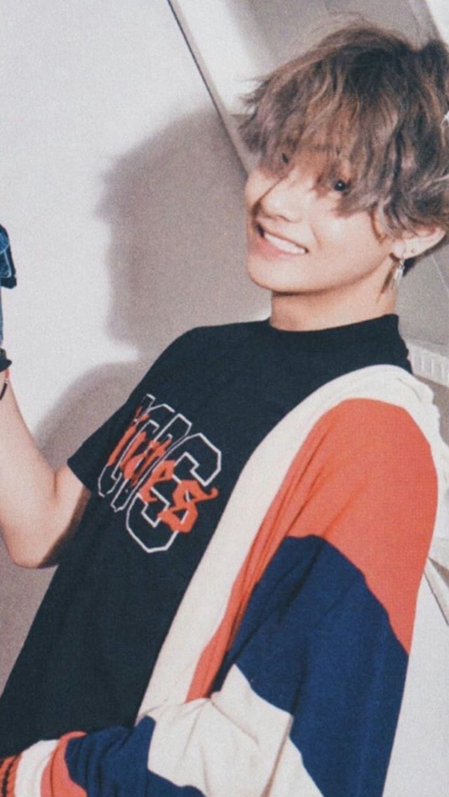#TaehyungYouArePerfect 
Zorlu bir sınav süreci geçiriyordum ve sevdiğim çocuk başkasından hoşlanıyordu kız cidden güzeldi ve ben bu dönemler çok ağlamıştım ben çirkinim,iğrencim diye bana kendimi sevmeyi öğretti Taehyung böylece BTS stanlemeye başladım o pis düşüncelerinizi çekin