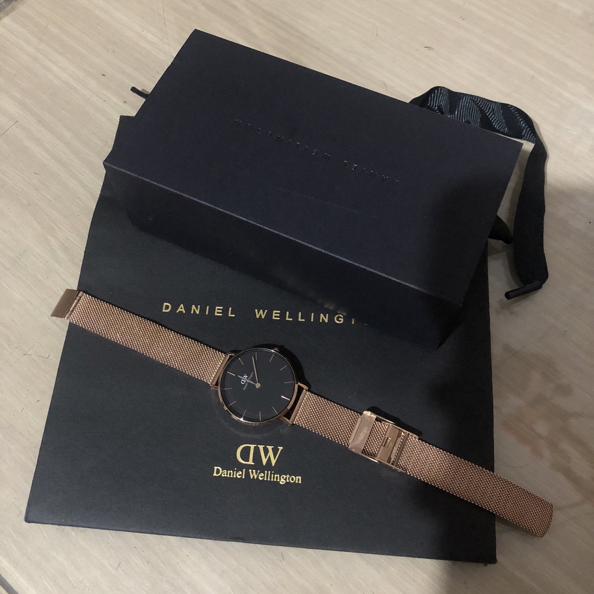 Nnaqt1's tweet photo. ส่งต่อ นาฬิกา DW ซื้อมาอาทิตย์เดียว ใส่ไม่ถึง 3 ครั้ง‼️ ขายเพราะรู้สึกหน้าปัดสีดำไม่เข้ากับตัวเอง อุปกรณ์ครบ ส่งต่อถูกๆแค่ 2900 บาทนะคะ จาก 6250 เลยน้า คุ้มมากๆ ส่งฟรี ems สนใจทักได้เลยค่า📮 #ส่งต่อ #ส่งต่อสภาพนางฟ้า #ฝากขาย #มือสอง #dwwatch #dwthailand #danielwellingtonthailand https://t.co/tiZwFgaaOb