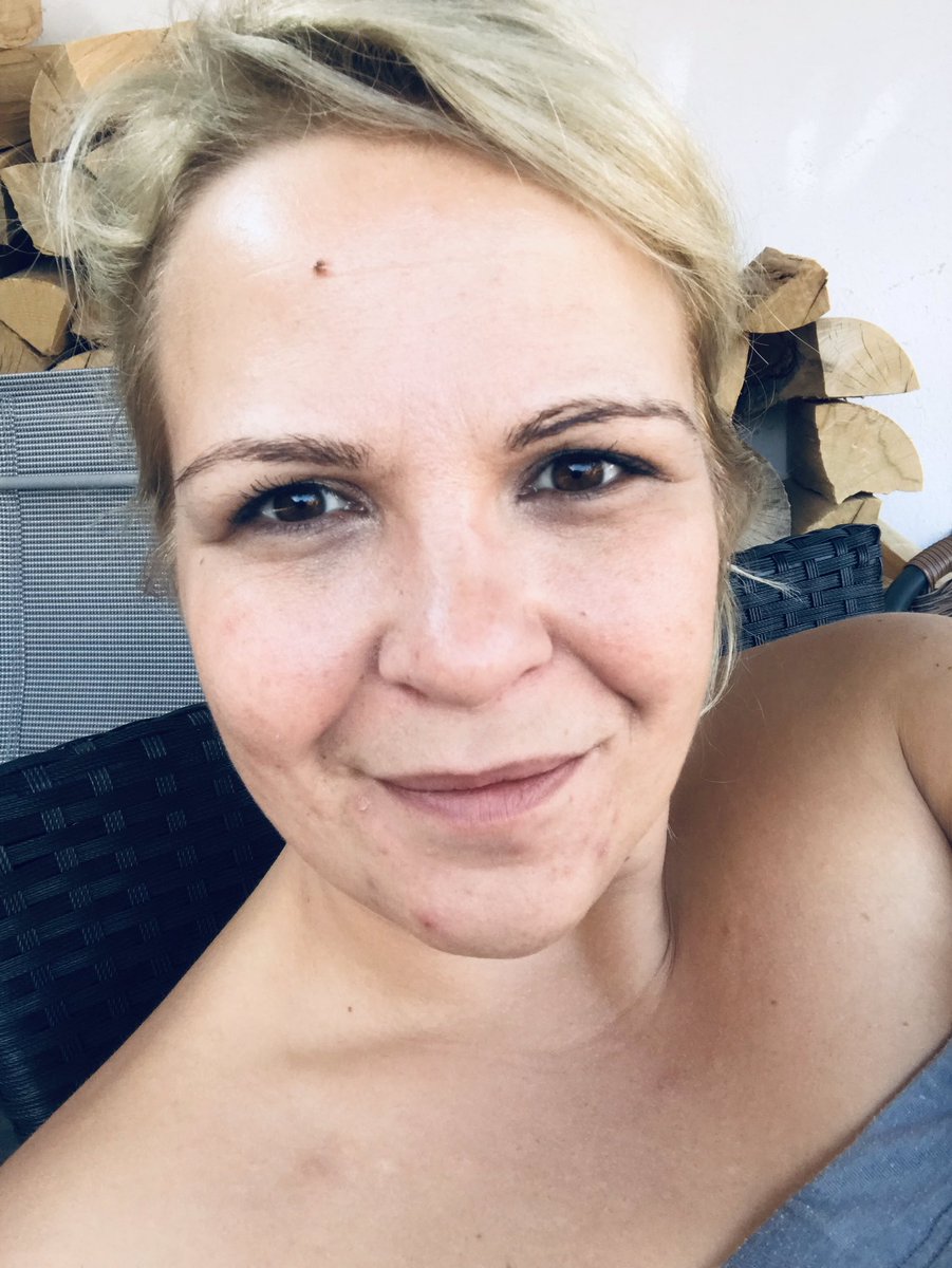 sweetsour333's tweet photo. Hätte gerne mal ne Rückmeldung (bin Frau) . Ist dieses Bild gut? Oder stören die Pickel? Lach, also ein sexy Bild? Ja oder nein? https://t.co/s6iAQJ9173
