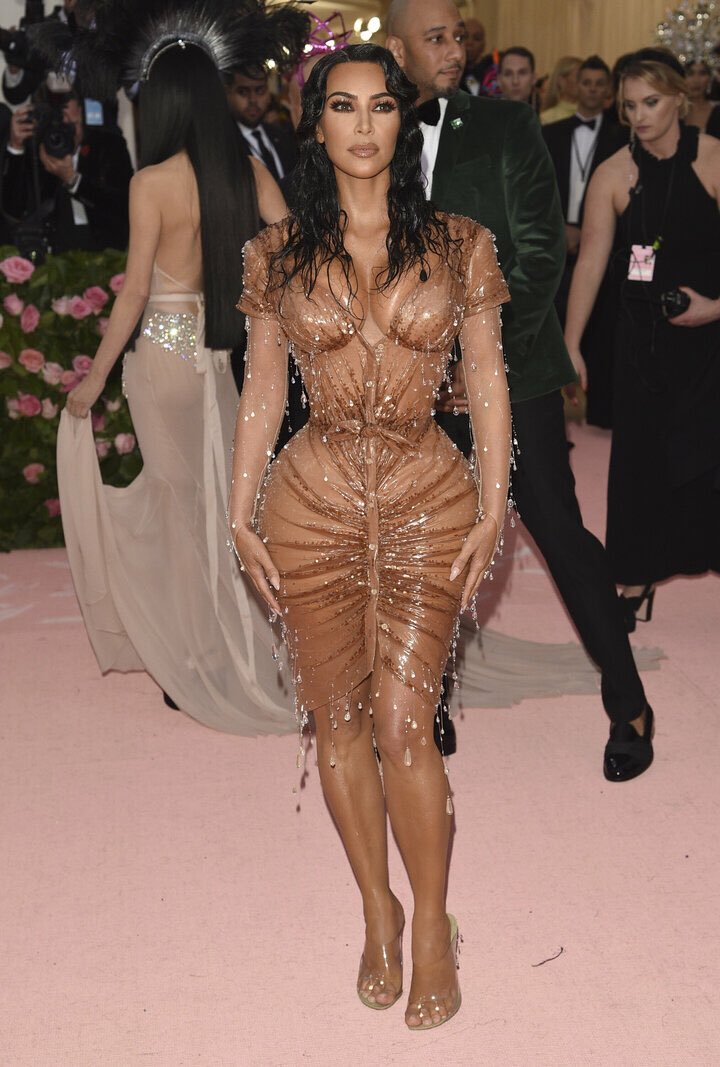 lealedk's tweet photo. Mon hun er inspireret af Kim K og det våde latex look fra Met galla?  #drgrandprix https://t.co/slghMsB09y