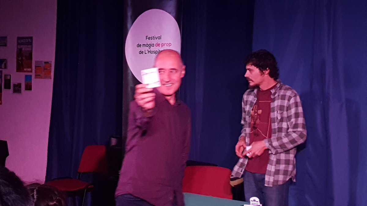 jaumegraells's tweet photo. Al @festivaltrevolh de màgia de prop, lliurem la donació de la recaptació a l'ONG @LH_Sahara
 Hi ha experiències que només es poden viure de molt a prop...@unmagoentuvida @actitudw242 https://t.co/4irsQA3qZI