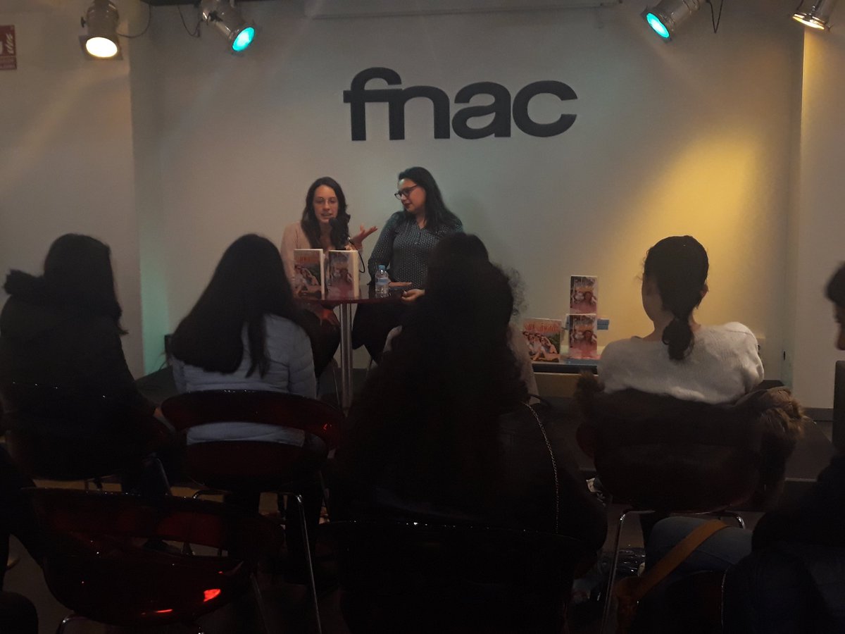 Fnac_EUS's tweet photo. Ahora @AndreaLetItBe nos cuenta aventuras de su último trabajo #EresReal Ezagutzen al duzu Andrea Smith idatzi duen azken liburua? Orain #Bilbo-ko forumean https://t.co/TXVDHpVIk4