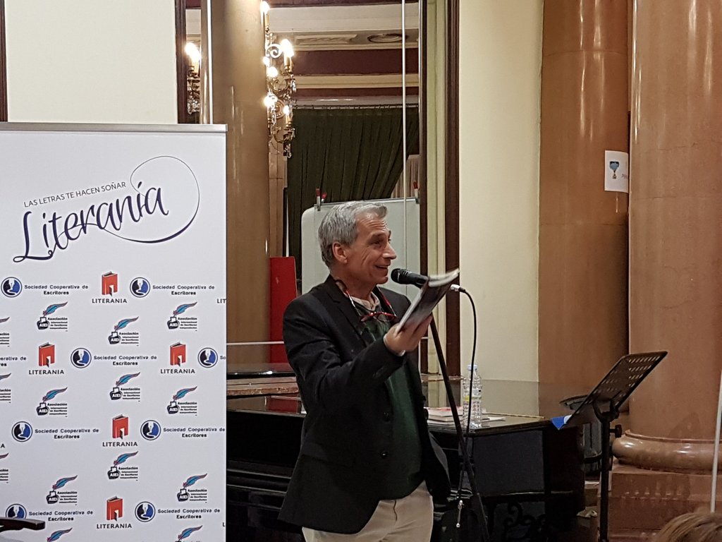 forolibro_com's tweet photo. Con todos ustedes #CurroCastillo #LlevoTusOrgasmosPuestos
#Literania #Literania2019 https://t.co/lHafgdt2bz