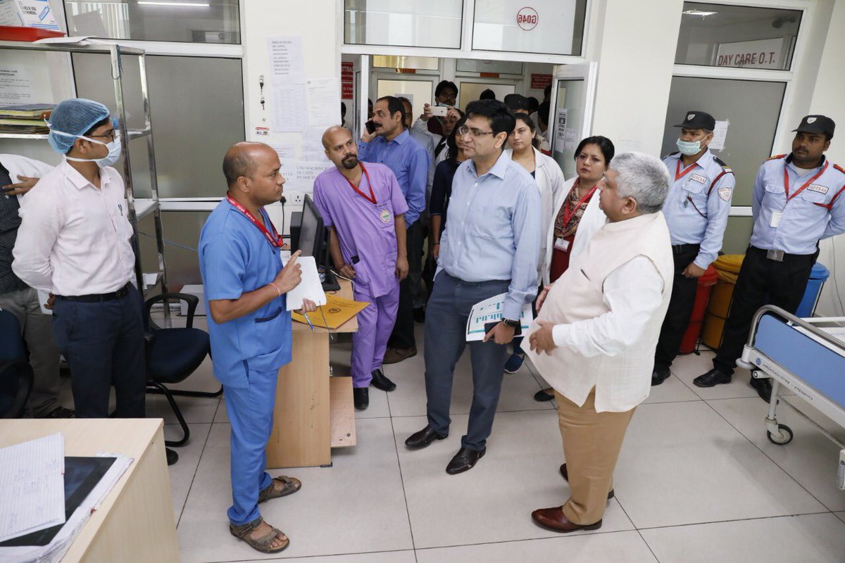 aiimsrishi's tweet photo. Hon’ble Director Prof Ravi Kant sir felicitated Deputy CEO Ayushman Bharat Yojana: Mr Dinesh Arora with a flower bouquet and discussed about progress & challenges of ABY& AABY at AIIMS RISHIKESH & Uttarakhand.@ravibina @PMOIndia @MoHFW_INDIA @NITIAayog #ABY #AABY https://t.co/1jrhVQEw5X