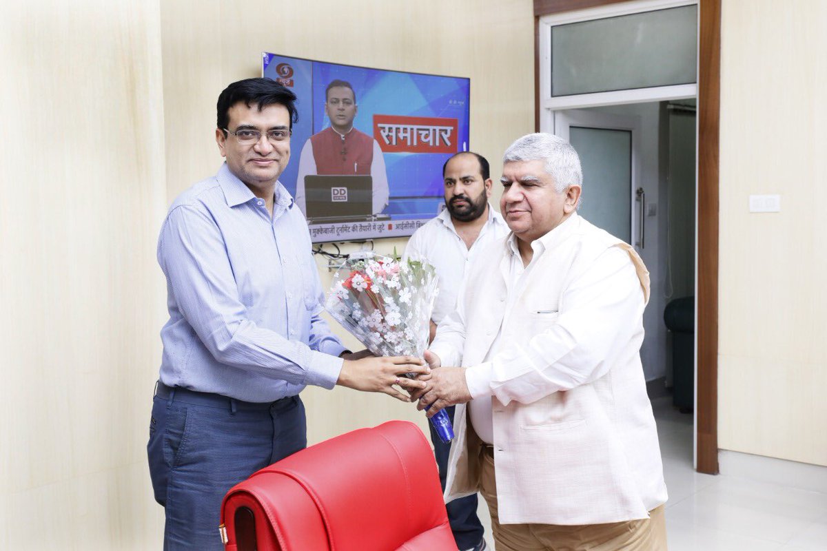aiimsrishi's tweet photo. Hon’ble Director Prof Ravi Kant sir felicitated Deputy CEO Ayushman Bharat Yojana: Mr Dinesh Arora with a flower bouquet and discussed about progress & challenges of ABY& AABY at AIIMS RISHIKESH & Uttarakhand.@ravibina @PMOIndia @MoHFW_INDIA @NITIAayog #ABY #AABY https://t.co/1jrhVQEw5X