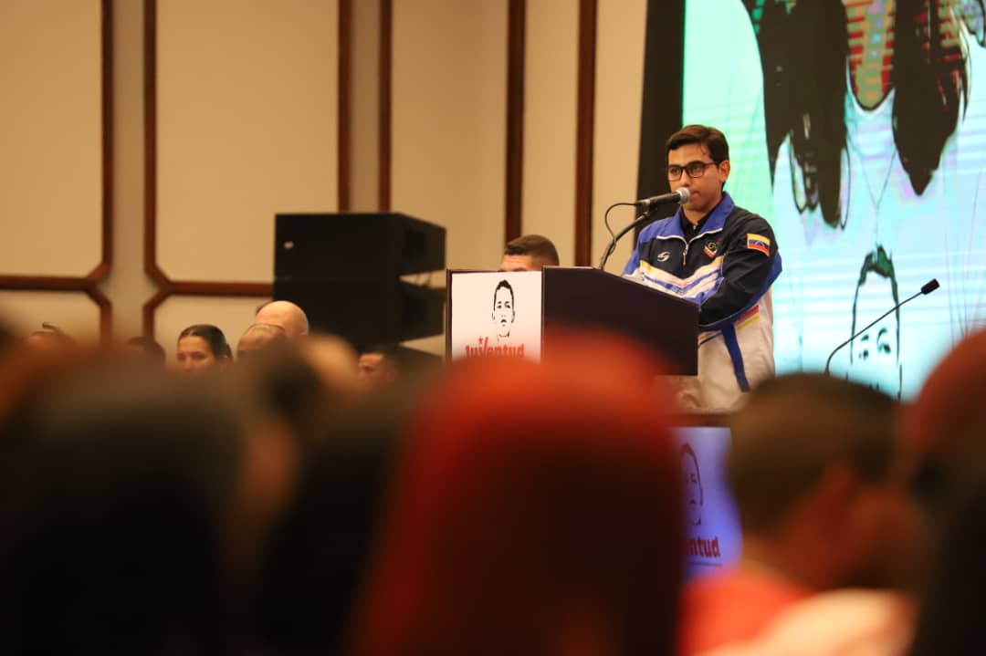 JuventudPSUV's tweet photo. #JpsuvJuramentoYLealtad
Con el compromiso de la defensa patria los equipos estadales de la Juventud del @PartidoPSUV se comprometen a luchar por la independencia y su soberanía. https://t.co/HnDcdDqKZ8
