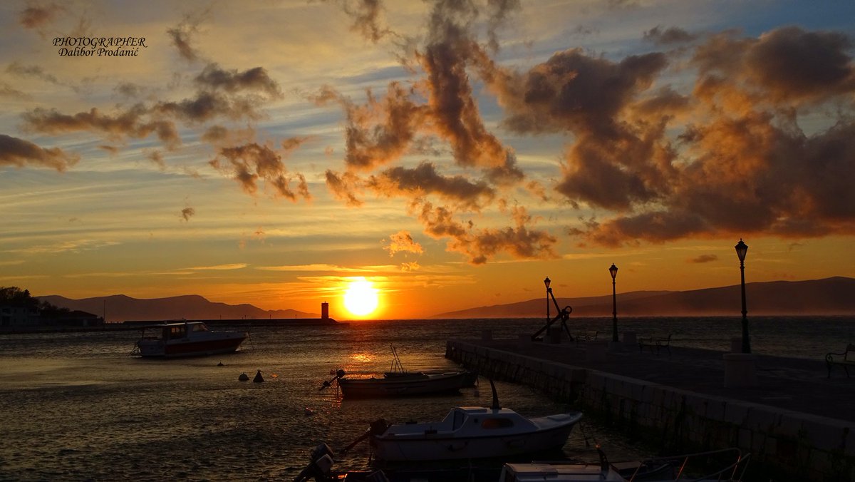 ★SENJ★
Another one from Senj, which one do you like more? 🤔 We love both!
📸Dalibor Prodo Prodanić
#sunset #senj #croatia #essenceofcroatia #photooftheday #beautiful
