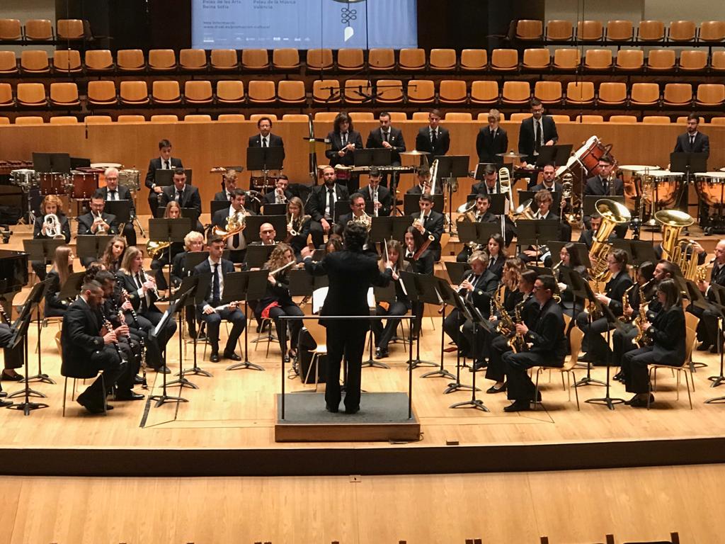 Culturadival's tweet photo. 🎶 El CIM Santa Cecilia de Yátova és la tercera participant de la secció segona del 43 Certamen de @BandesDival. Baix la direcció de Juan Manuel Alarcón, interpreten 'Díptico Sinfónico', el pasdoble 'Laura Fabra' i la peça 'Cervantes Ejemplar (Temps I y III)' 🎷🎹 https://t.co/mKwVSaHnFC