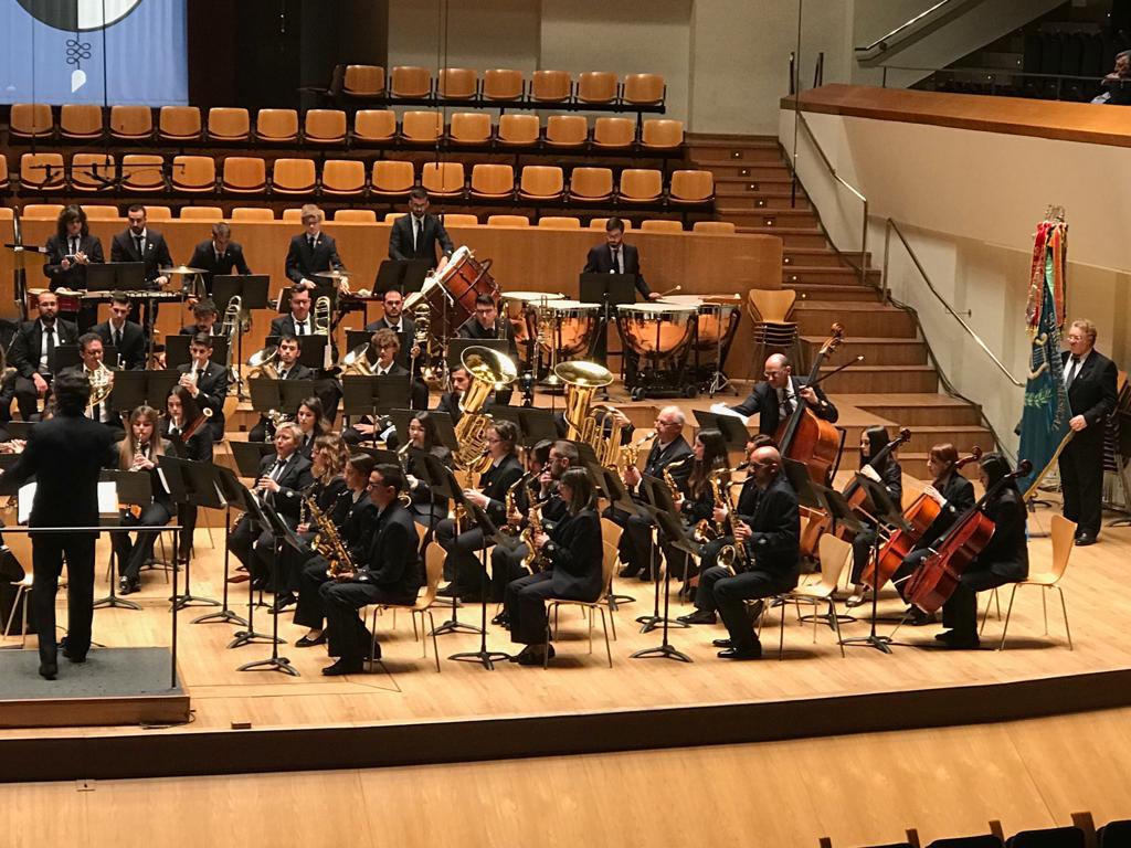 Culturadival's tweet photo. 🎶 El CIM Santa Cecilia de Yátova és la tercera participant de la secció segona del 43 Certamen de @BandesDival. Baix la direcció de Juan Manuel Alarcón, interpreten 'Díptico Sinfónico', el pasdoble 'Laura Fabra' i la peça 'Cervantes Ejemplar (Temps I y III)' 🎷🎹 https://t.co/mKwVSaHnFC