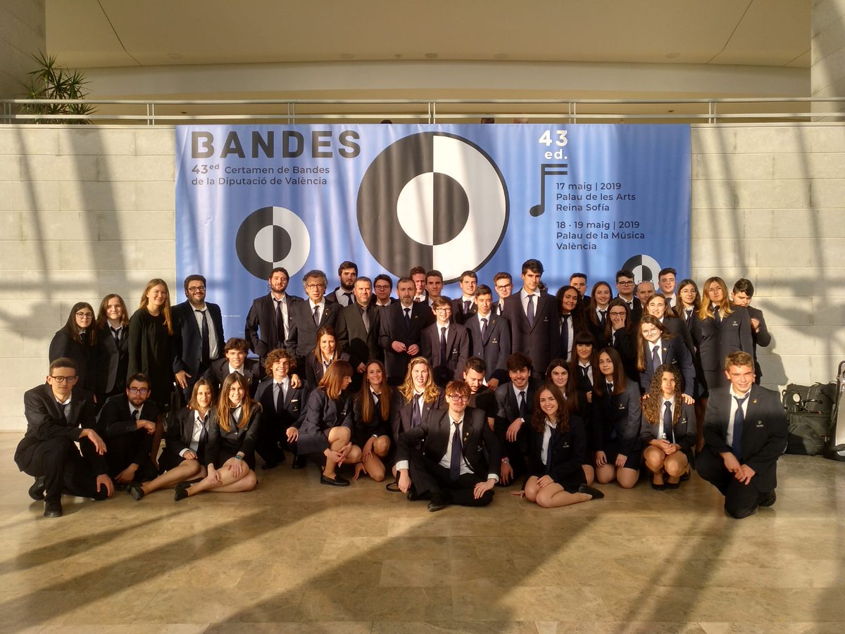 Culturadival's tweet photo. 📸 Les i els músics de la Associació Cultural 'Tot per la música' d'Ontinyent han passat pel fotoreclam després de tocar al 43 Certamen de @BandesDival que es celebra al @palaumusicavlc 🎺🎼 https://t.co/jPnyY5dqnQ
