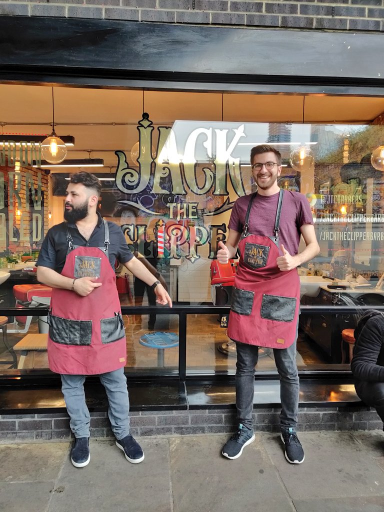 pronoland_'s tweet photo. À la base je voulais faire une photo avec le coiffeur - le nom était cool - mais il a repéré 2 meufs dans la rue et leur a dit de venir sur la photo

Du coup, là on va prendre un verre tous les 4, meilleur rentabilisation possible du coiffeur 😎

#TeamParieur #JackTheClipper https://t.co/heSwEFghwd