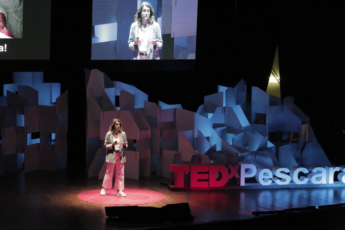 Che ve lo dico a fare! Il TEDX è un evento pazzesco. Energie incredibili che viaggiano in sala, dal pubblico agli speakers e dagli speakers al pubblico, storie che si incrociano, emozioni che si liberano, lacrime che non hanno il timore di cadere. 
#tedxpescara #tedx #tedtalk