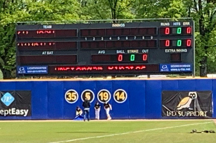HonkbalSoftbal's tweet photo. Bij het 60-jarig jubileum van @amsterdampirates werd vandaag het ballpark  in Amsterdam omgedoopt in het Loek Loevendie Ballpark en werd het rugnummer 14 van Charles Urbanus retired https://t.co/wFBWIMoONh