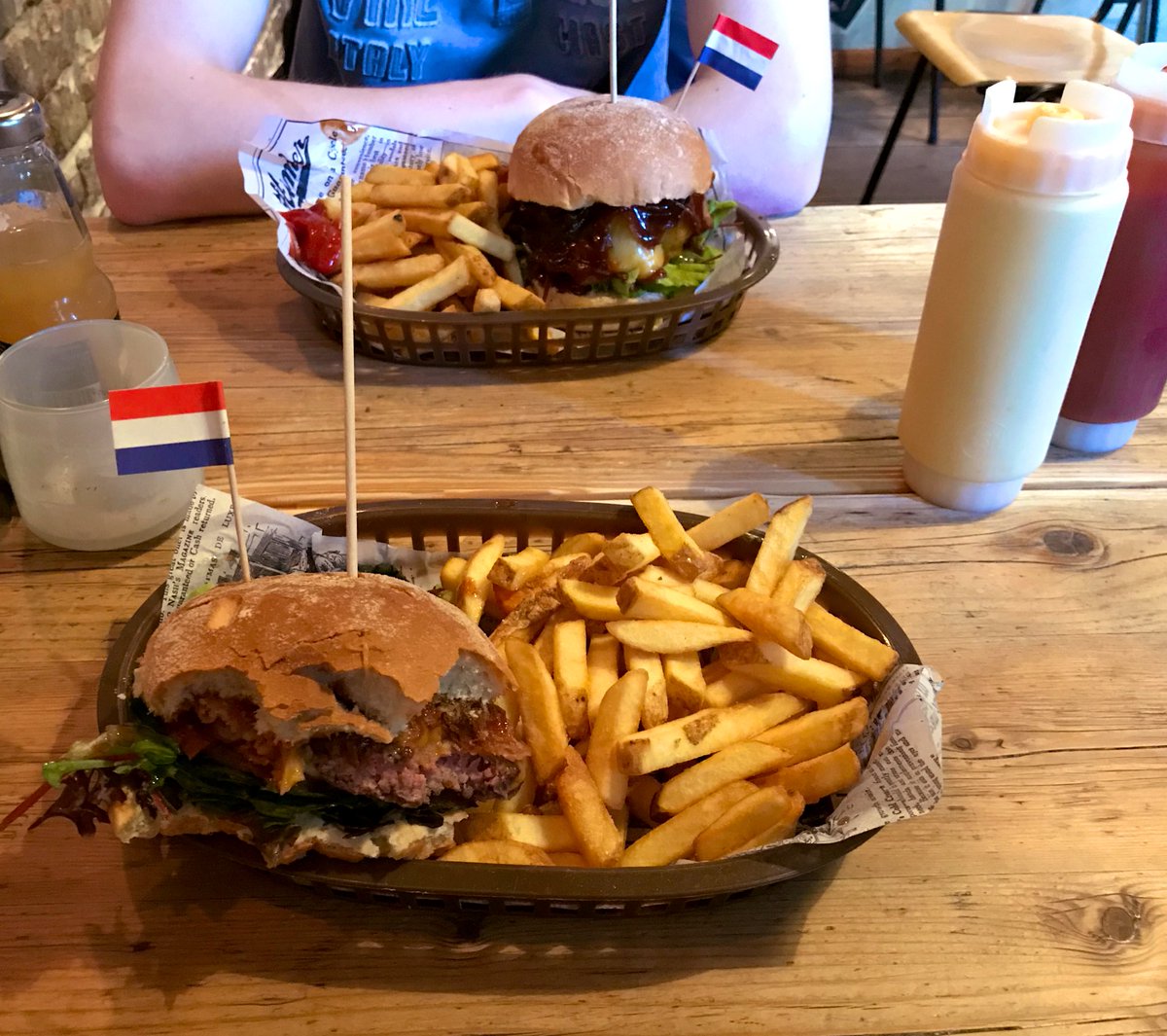IEBUPDTE's tweet photo. Boosting the energy level in preparation of an education-packed #zTechU in Berlin this week. Dutch themed burger with fries and mayonnaise 🤤 #BerlinCuisine https://t.co/joi5MRVUGR